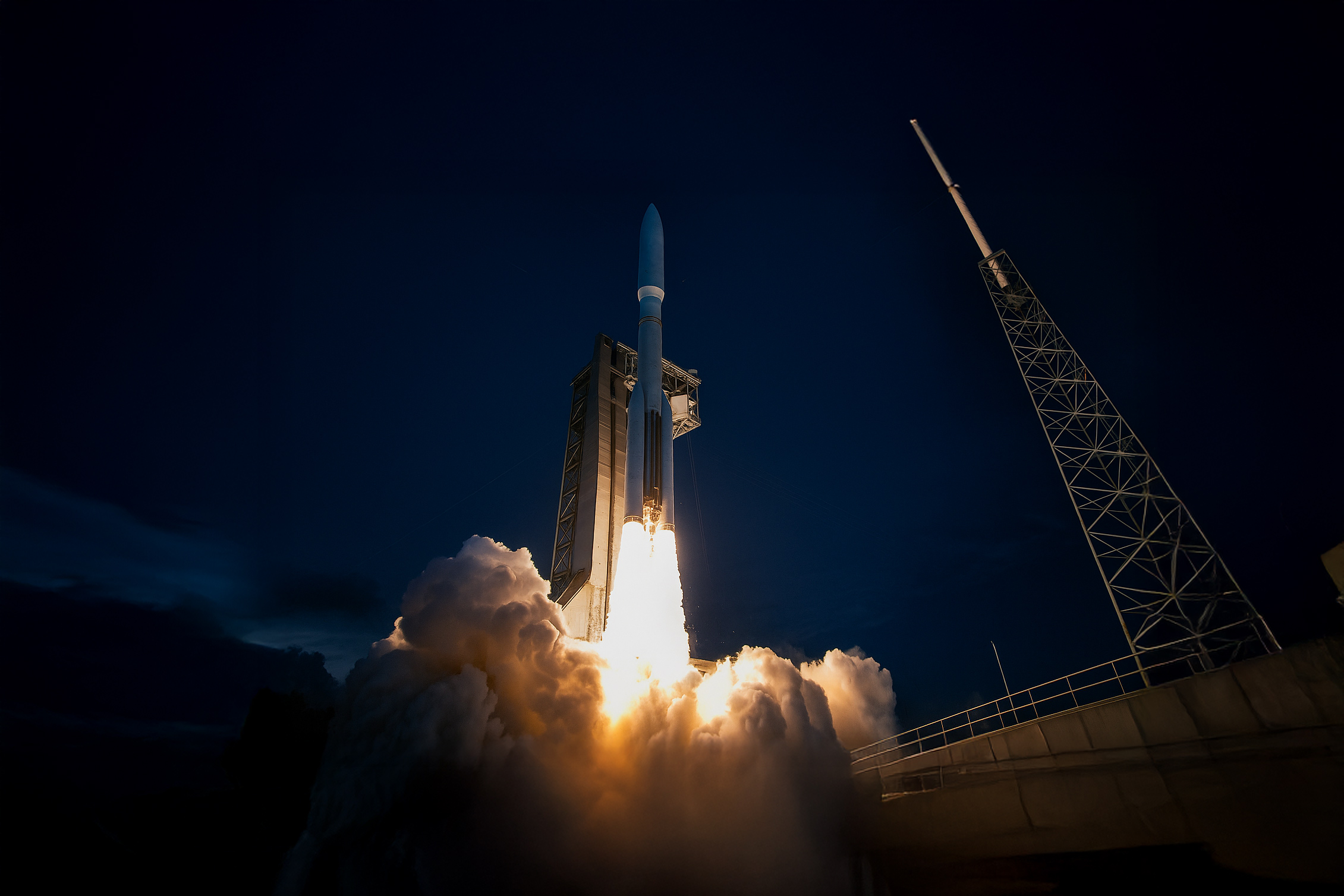 Integrators and operators icon showing autonomous servicing and cost savings